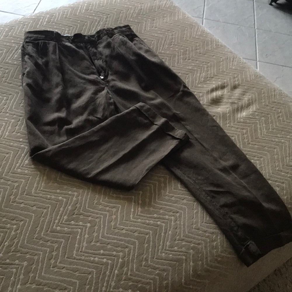 Men’s Classic linen pants.